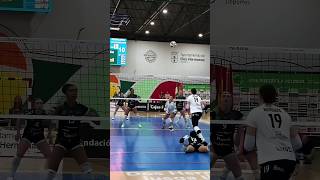 🔥 سيلين إردم بمعطف أحمر وابتسامة فوز | مدرب كرة السلة التركي يقود فريقه إلى المجد 🏆