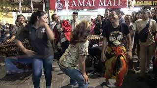 PENONTON BIKIN RUSUH DAN BIKIN KETAWA !!! SECAWAN MADU COVER ANGKLUNG RAJAWALI MALIOBORO YOGYAKARTA