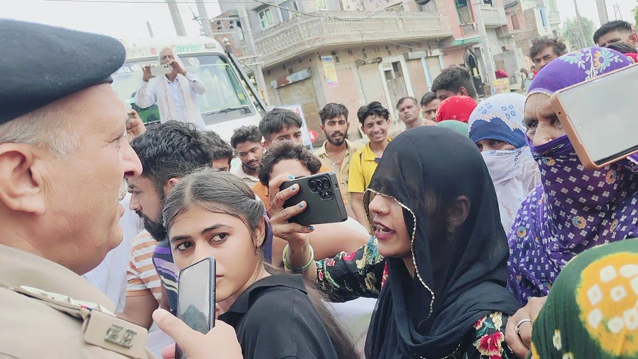 पुलिस प्रशासन ने बोलै लाठी चार्ज के लिए😡😡😡