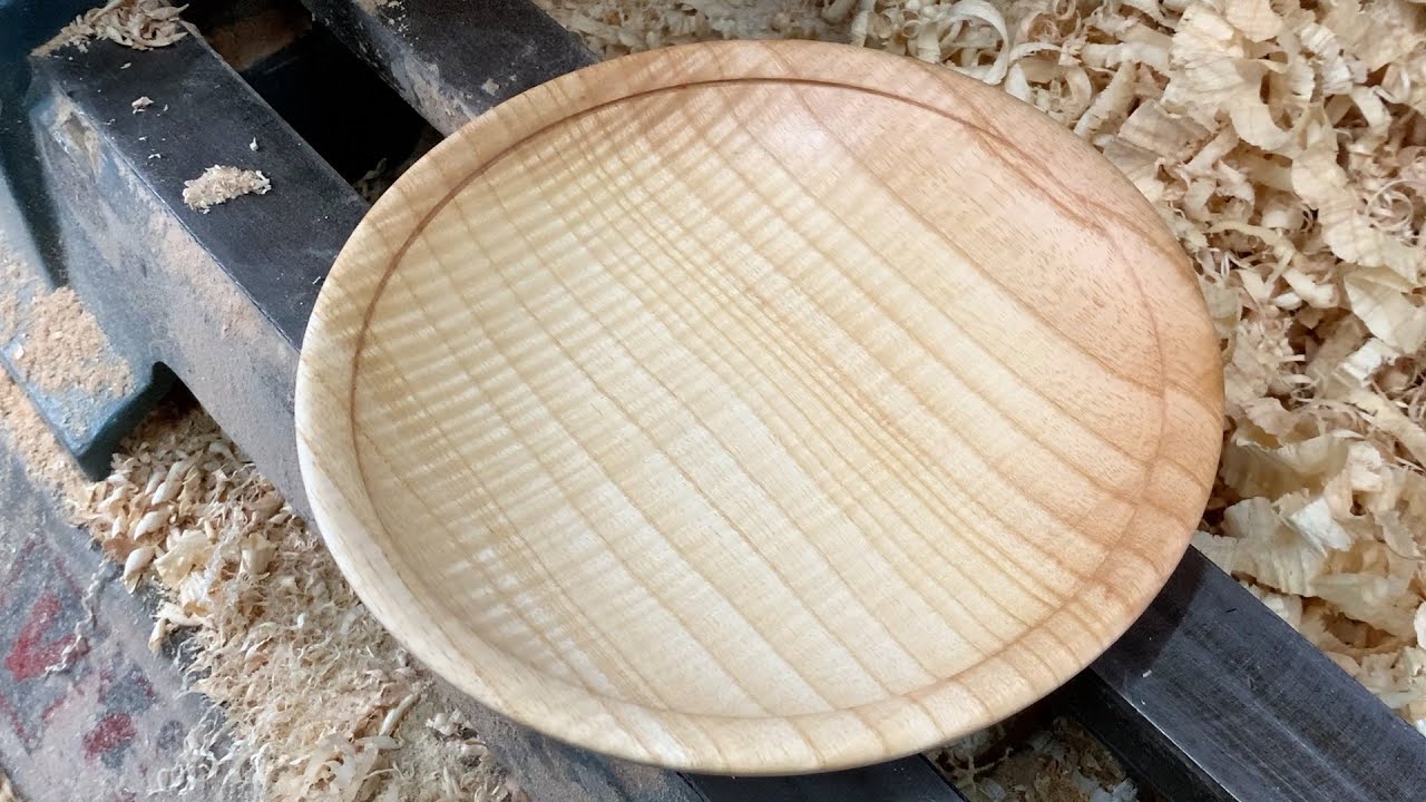Richard Raffan turns a ripple ash plate in real time.