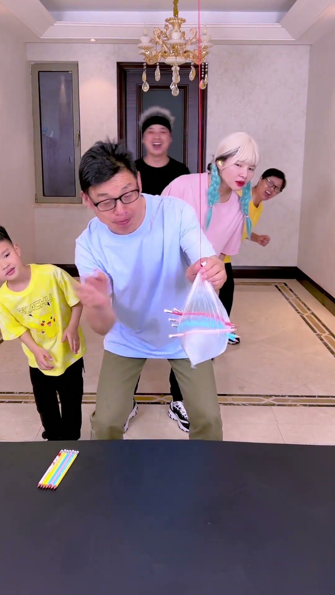 Destroy The Plastic Bag, But Don't Let The Water Run Out!#Funnyfamily#Partygames#Shorts#Challenge