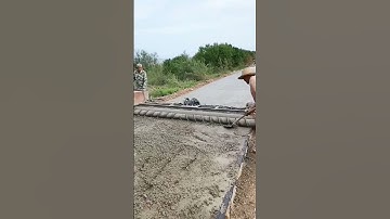Paving process of concrete pavement using single axis roller