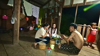 Boil wild chicken and eat it with the family. / ຕົ້ມໄກ່ປ່າກິນກັບຄອບຄົວ