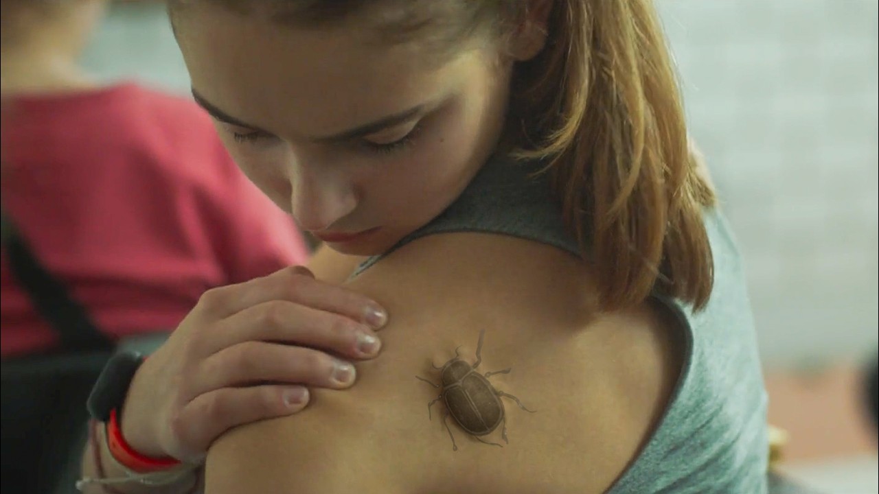 صحيت من النوم لقت التاتو بيتحرك لوحده على  جسمها  وبعدها حصلت حاجة محدش يصدقها ! ملخص فيلم