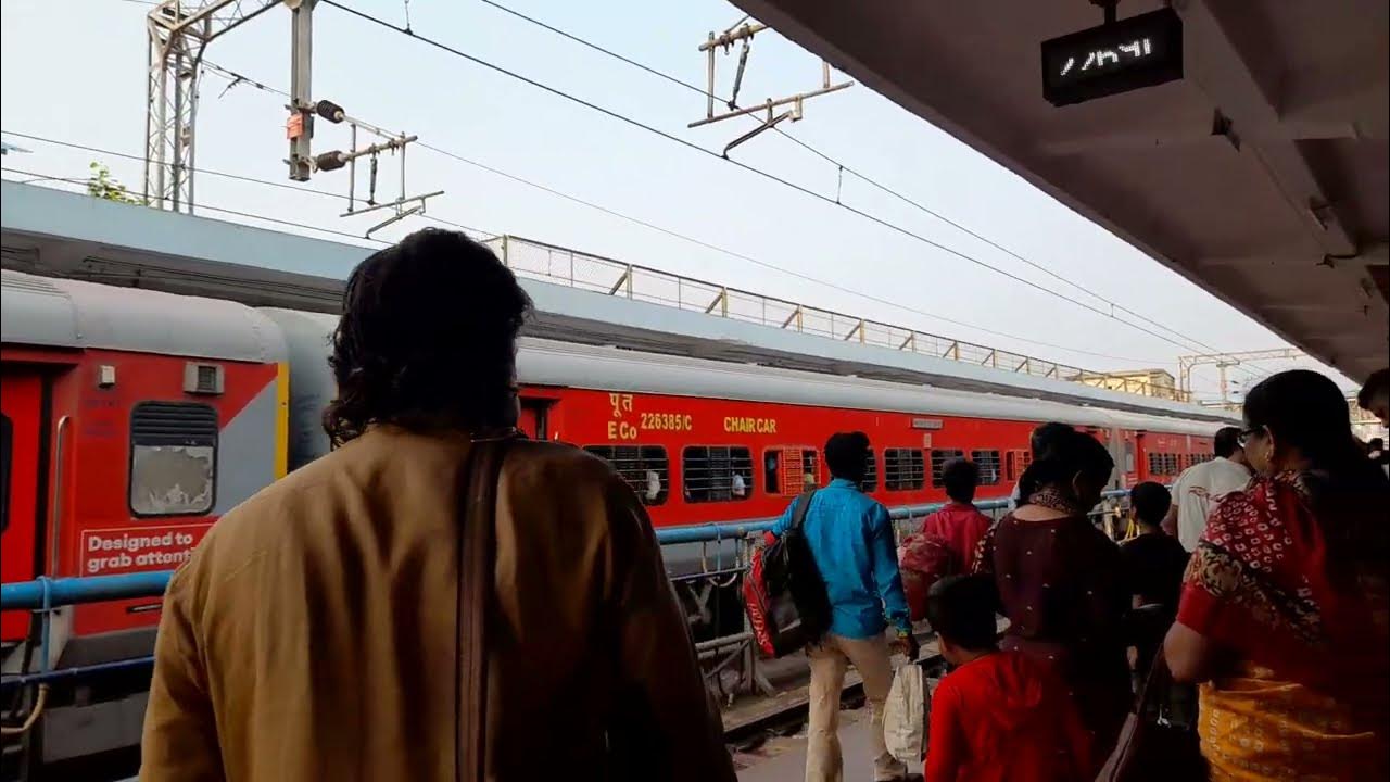 22691 K S R Bengaluru Hazrat Nizamuddin Rajdhani Express Arriving 22691-k-s-r-bengaluru-hazrat-nizamuddin-rajdhani-express-arriving