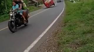 story wa truk umplung || oleng parah hampir rubuh
