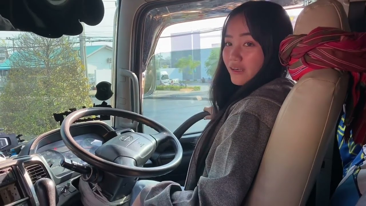 สาวที่ไหน มาขับรถแห่บุญหลาย