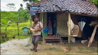 Beli Ikan Graskap Jumbo Untuk Nenek Disaat Hujan Turun Di Desa Pedesaan Sunda Jawa Barat Garut