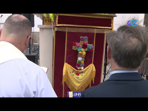 La Fiesta de la Cruz acoge a mayores y jóvenes en la plaza San Daniel
