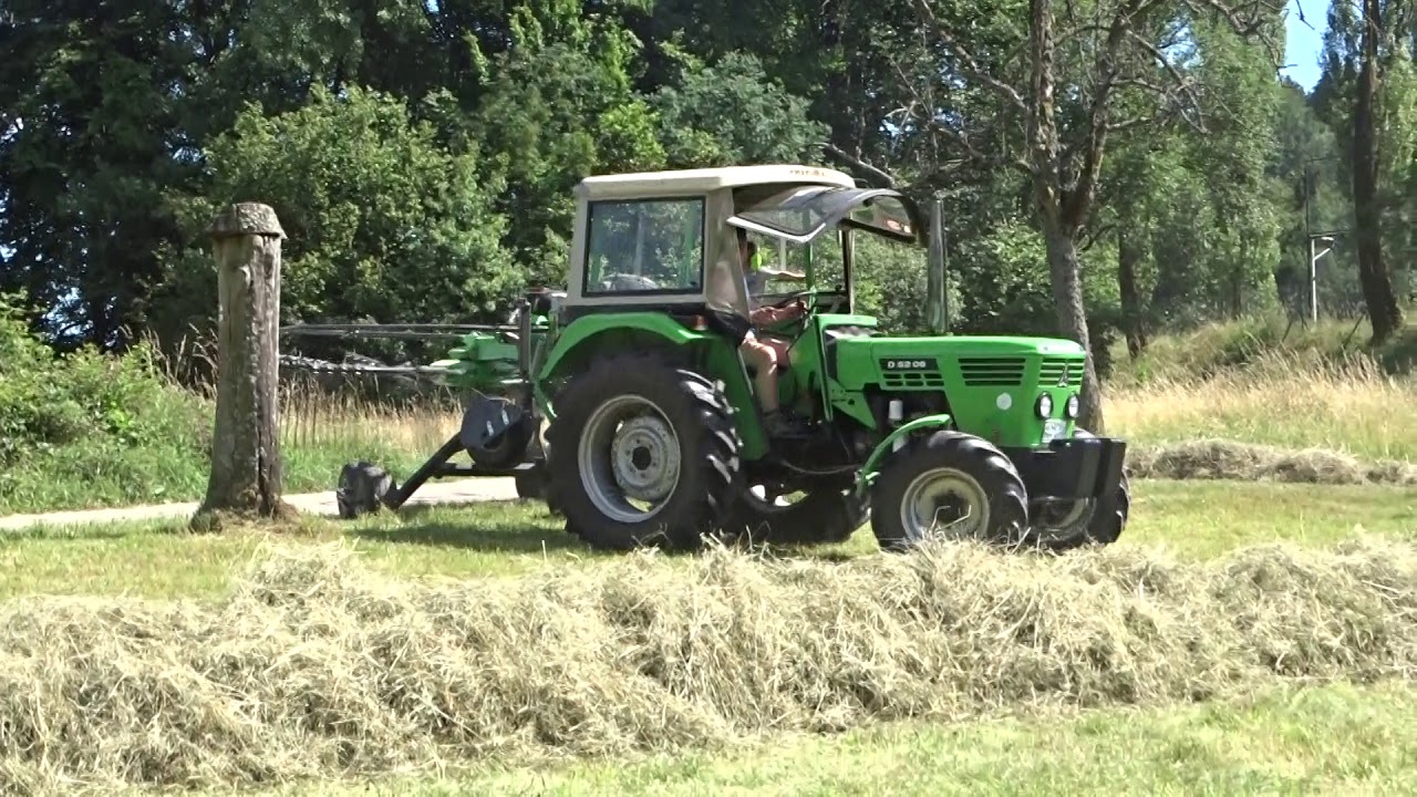 Landwirtschaft im Odenwald, Deutz D 5206 mit Swatmaster 7132 Vario bei der Heuernte 2018