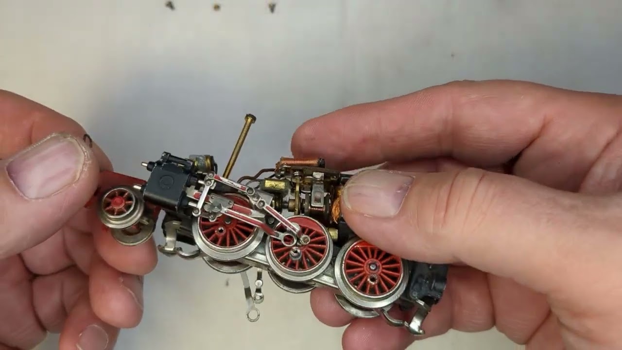 Trix Express HO BR 24 058 defekt, Filetierung mit Hindernissen