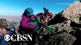 Seorang wanita di kursi roda mendaki gunung setinggi 14.000 kaki.