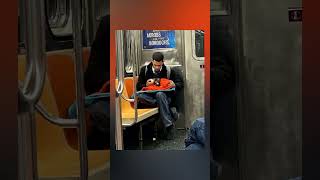 Un hombre es captado en el metro alimentando con un biberón a un indefenso gatito