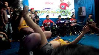 HOT!!!  Novi ananda feat rita ratu tawon _ aku meriang