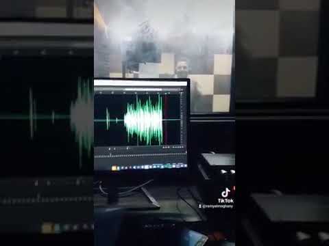 تعليق صوتي لايف لتسجيل سنابة توضح مدى القوة بالصوت والأداء والسرعة باللهجة الخليجية احمد زيدان