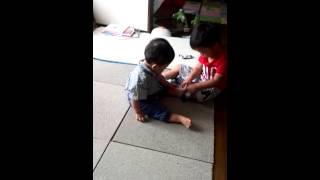 兄、弟の靴下を履かせるの巻き