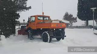 Unimog Schneepflug