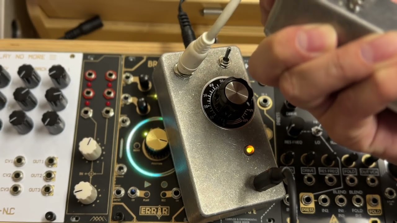 ノイズミュージックのバイブル　NOISE WAR! ノイズ・ウォー: ノイズ・ミュージックとその展開 | 秋田 昌美