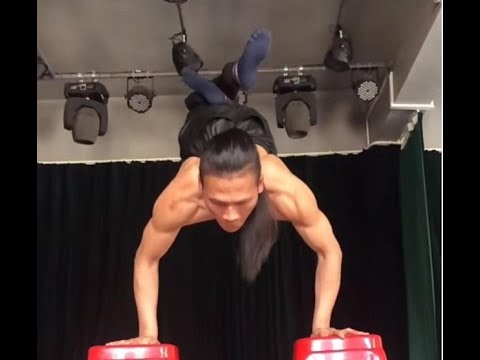 武术蝎子功夫/广西男孩因双腿残疾自创“蝎子功”