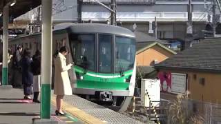 車両スピーカーの発車メロディが鳴る新松戸駅に到着～出発する常磐緩行線上り東京メトロ16000系