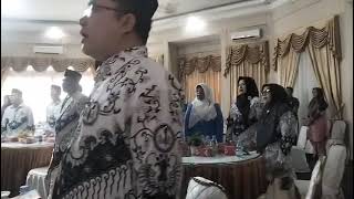 Menyanyikan lagu Indonesia Raya dan Mars PGRI, menjelang Bupati kukuhkan pengurus PGRI, Sabtu pagi