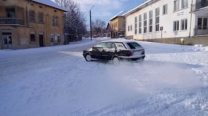 Lancia Dedra Integrale SW in the snow