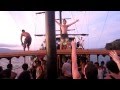 Uruguayo baila en barco pirata