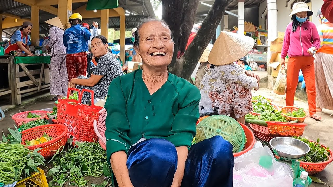 Huế: Khám phá ngôi chợ làng quê buôn bán bao rẻ tấp nập từ sáng sớm đến chiều tối