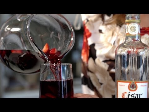 How to Make Borgoña a Chilean Strawberry Pisco Punch | Muy Bueno