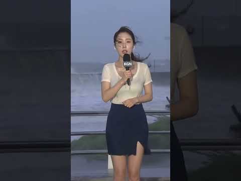 파도가 방파제를 무너뜨리는데 리포터는? #폭풍 #현장 #긴장