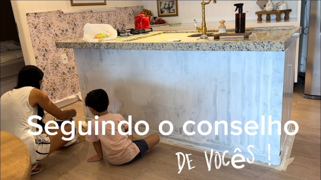 Pintei a ilha de branco, dei acabamento no adesivo e coloquei o lustre na mesa de jantar !