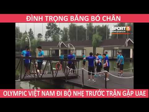 Đình Trọng phải băng bó chân buổi sáng trước trận tranh Huy chương Đồng Asiad