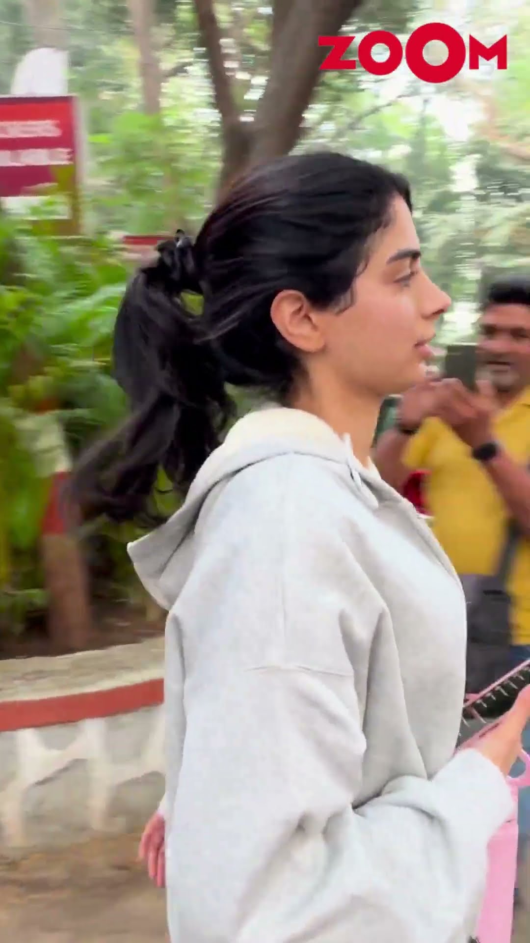 Khushi Kapoor's ADORABLE smile interacting with the paps outside her gym #khushikapoor #shorts