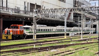 【185系C1編成 OM構内試運転】HTM270形OM-2号機+国鉄185系0番台オオC1編成(新幹線リレー号リバイバル塗装)がOM構内の建屋内を出庫するシーン(2022.9.5)