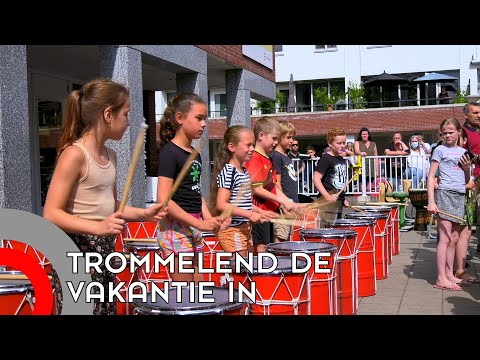 Kinderen gaan trommelend het schooljaar uit