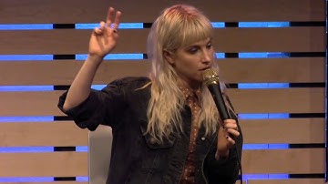 Paramore Answers Fan Questions | The Lounge