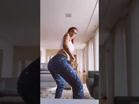 Lara Silva dançando Medley da Anitta
