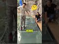 Le verre du pont s'est BRISÉ sous ses pieds… terreur pure 🌉💥😱