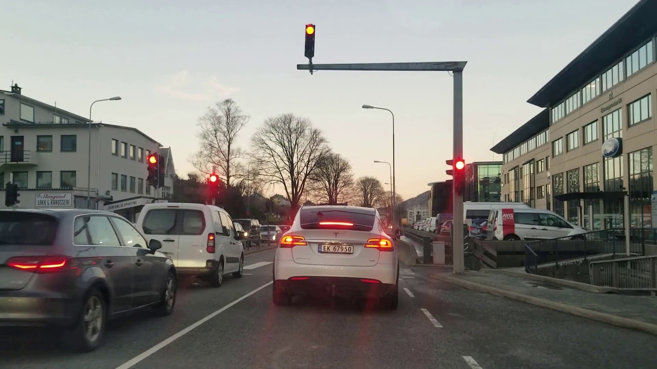 جوفية ديرة هلي مفيد طحطح و كزدورة في السيارة في مدينة برغن