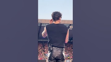 Harry Styles Turns Around and Fans LOSE IT After This Smile 😍🔥