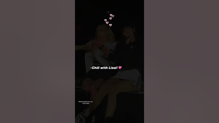 Rosé changed the way to wear hoodie when Lisa came to her!! 🤣🤍 #blackpink #rosé #lisa