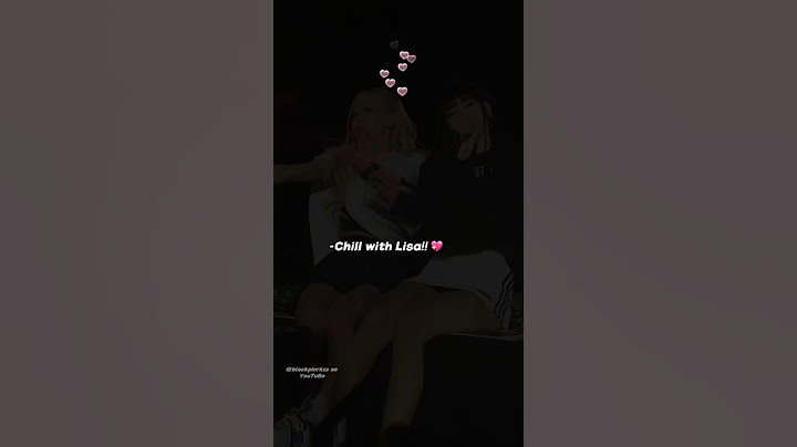 Rosé changed the way to wear hoodie when Lisa came to her!! 🤣🤍 #blackpink #rosé #lisa