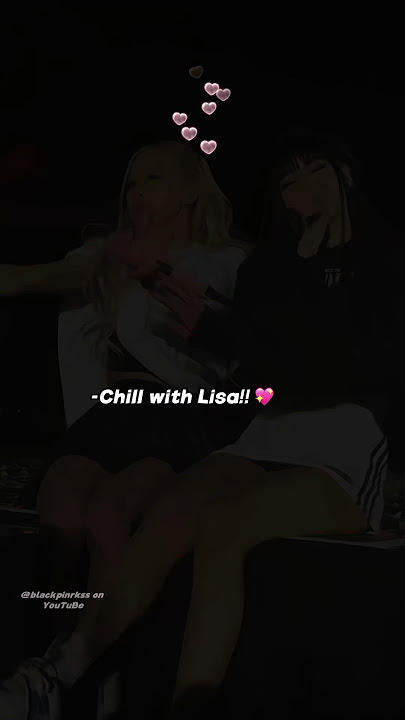 Rosé changed the way to wear hoodie when Lisa came to her!! 🤣🤍 #blackpink #rosé #lisa