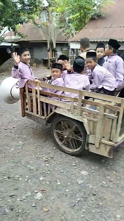 Becak unik Aceh Indonesia, mengantar grup zikir Perayaan Maulid Nabi Muhammad Saw