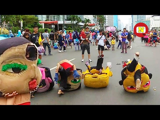 Badut Mampang Salto Siapa Pemenanya? Boneka Mampang Lucu CFD Jakarta class=