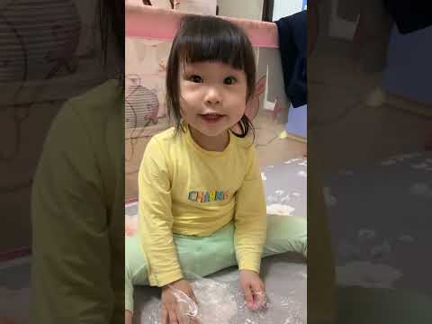 Bạn Thỏ 27 tháng học lỏm tiếng anh của Chị
