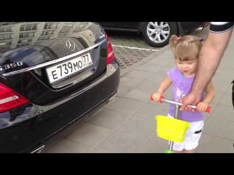 პატარა გოგონა ყველა მანქანას ცნობს