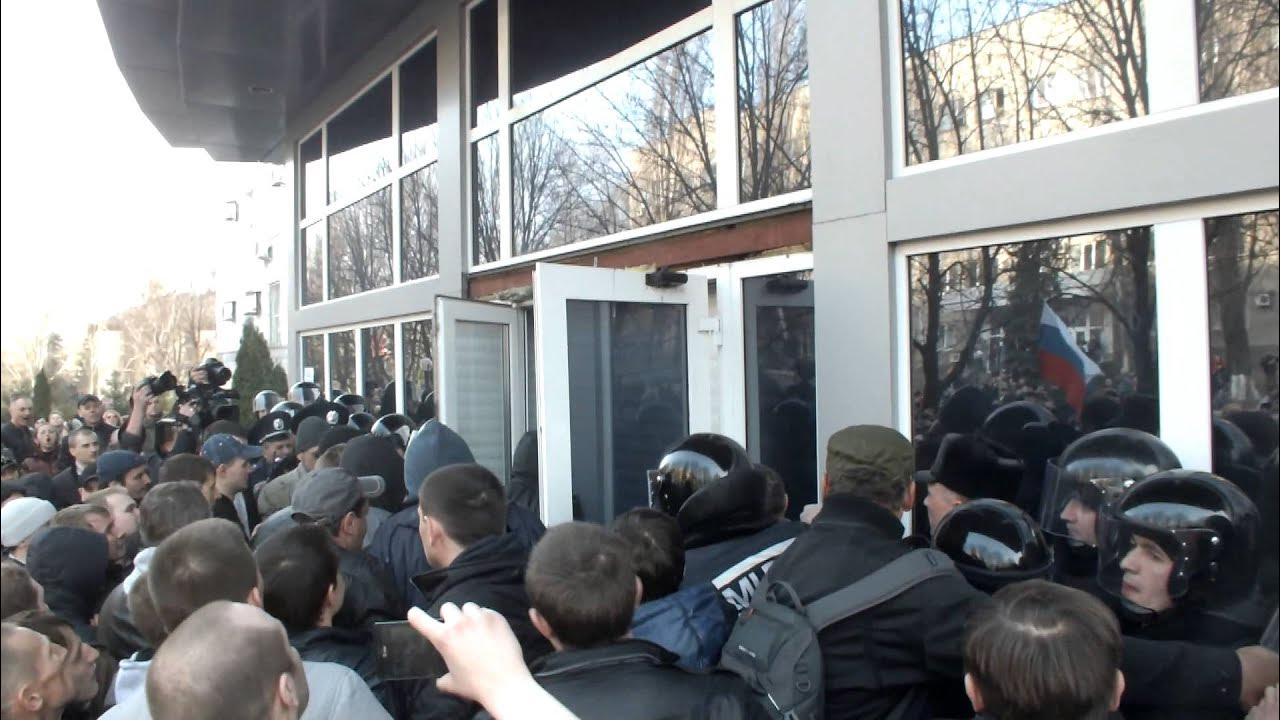 Штурм 2014. Штурм здания сбу в донецке в 2014. здание сбу в донецке. захват здания сбу в донецке.