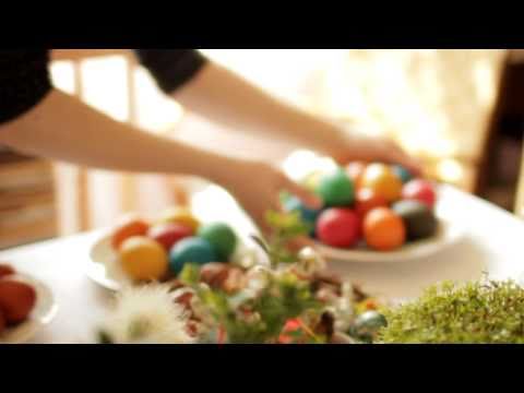 Wideo: Kolorowanie Jajek Na Wielkanoc Naturalnymi Barwnikami