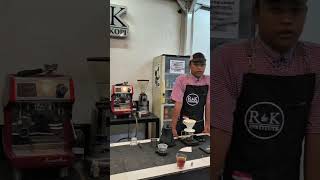 Praktikum siswa Kevin angkatan 10 Sekolah barista manual brew menggunakan alat v60